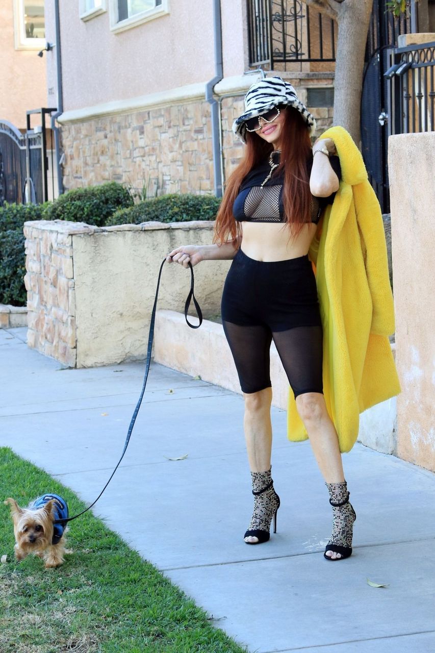 Phoebe Price Out With Her Dog Los Angeles