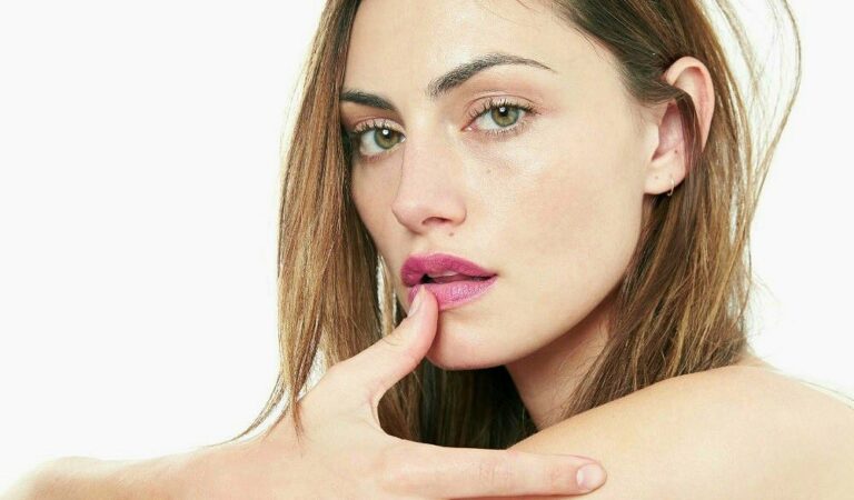 Phoebe Tonkin Supporting Pink Hopes Bright Pink (2 photos)