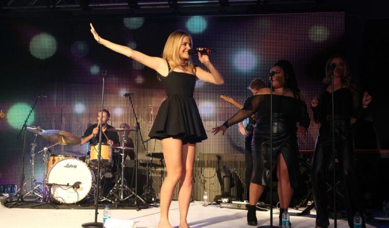 Pixie Lott Performs Football For Change Gala Dinner Liverpool (3 photos)