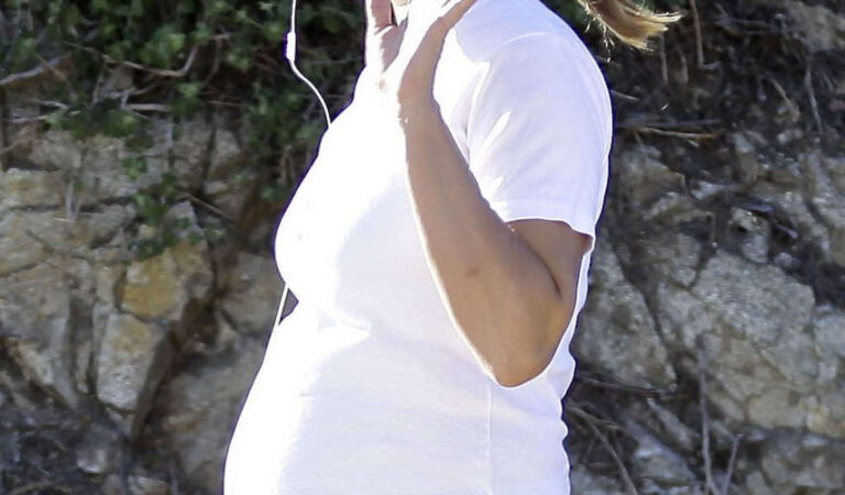 Pregnant Ali Larter Tights Out Hiking Runyun Canyon (15 photos)