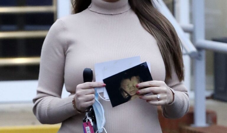 Pregnant Chloe Goodman Leaves Clinic Brighton (7 photos)