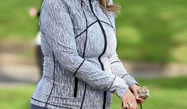 Pregnant Frankie Essex Out With Her Dog Essex (10 photos)