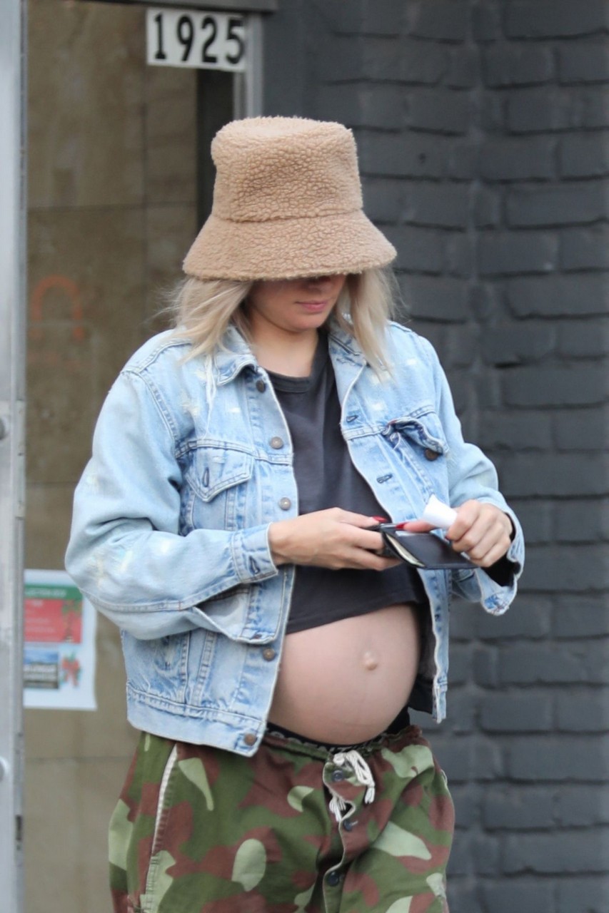 Pregnant Jessica Hart Out About Los Angeles