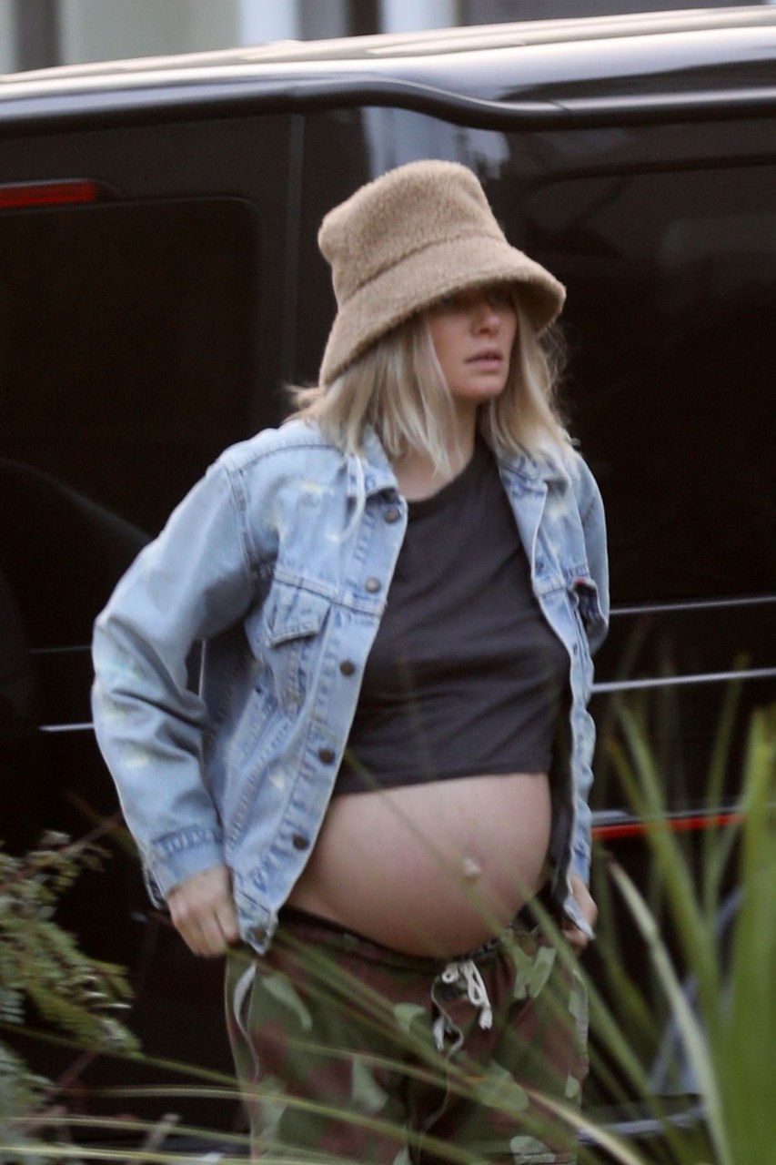 Pregnant Jessica Hart Out About Los Angeles
