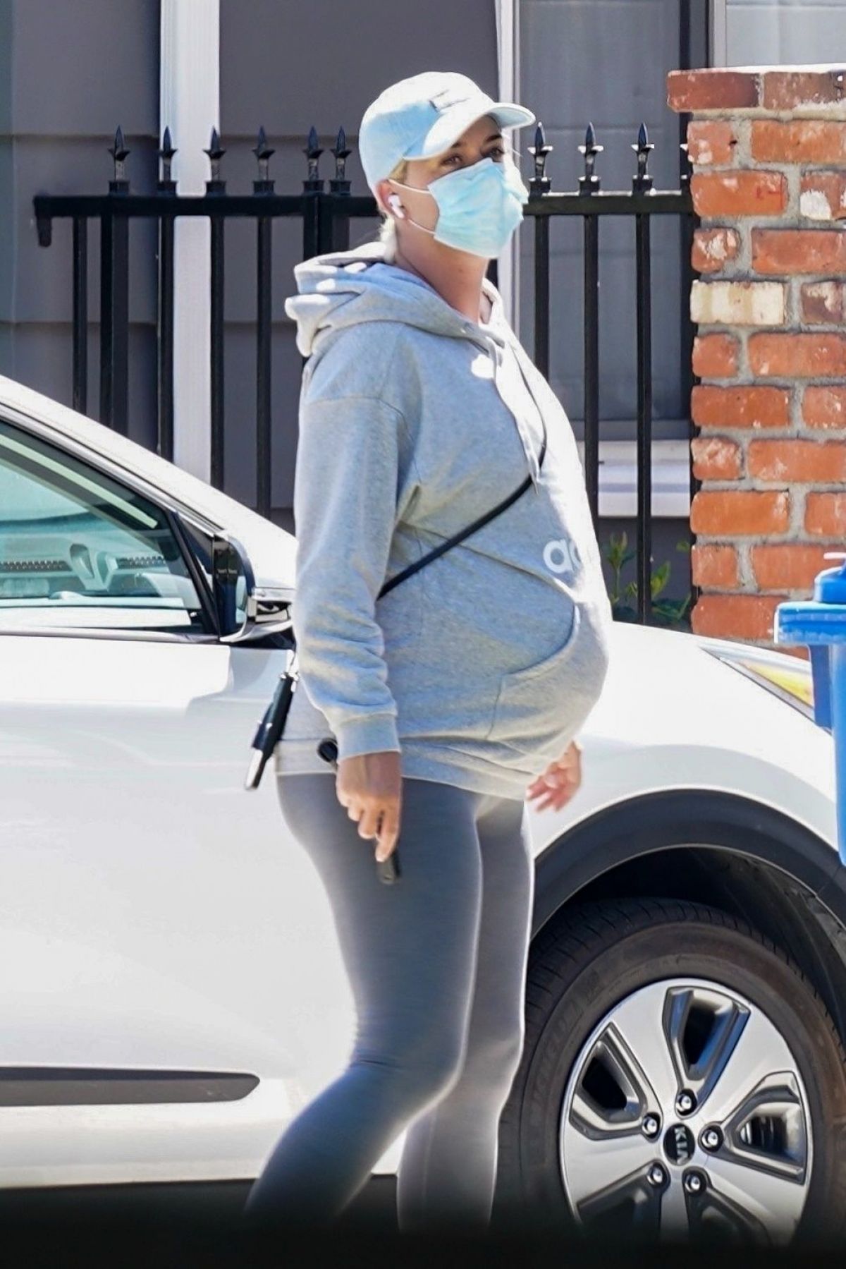 Pregnant Katy Perry Wearing Mask Out Los Angeles