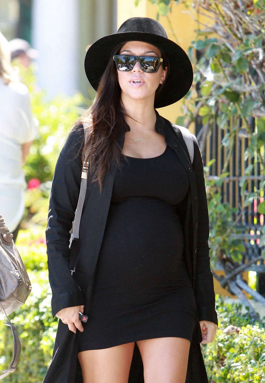 Pregnant Kourtney Kardashian Marmalade Cafe Calabasas