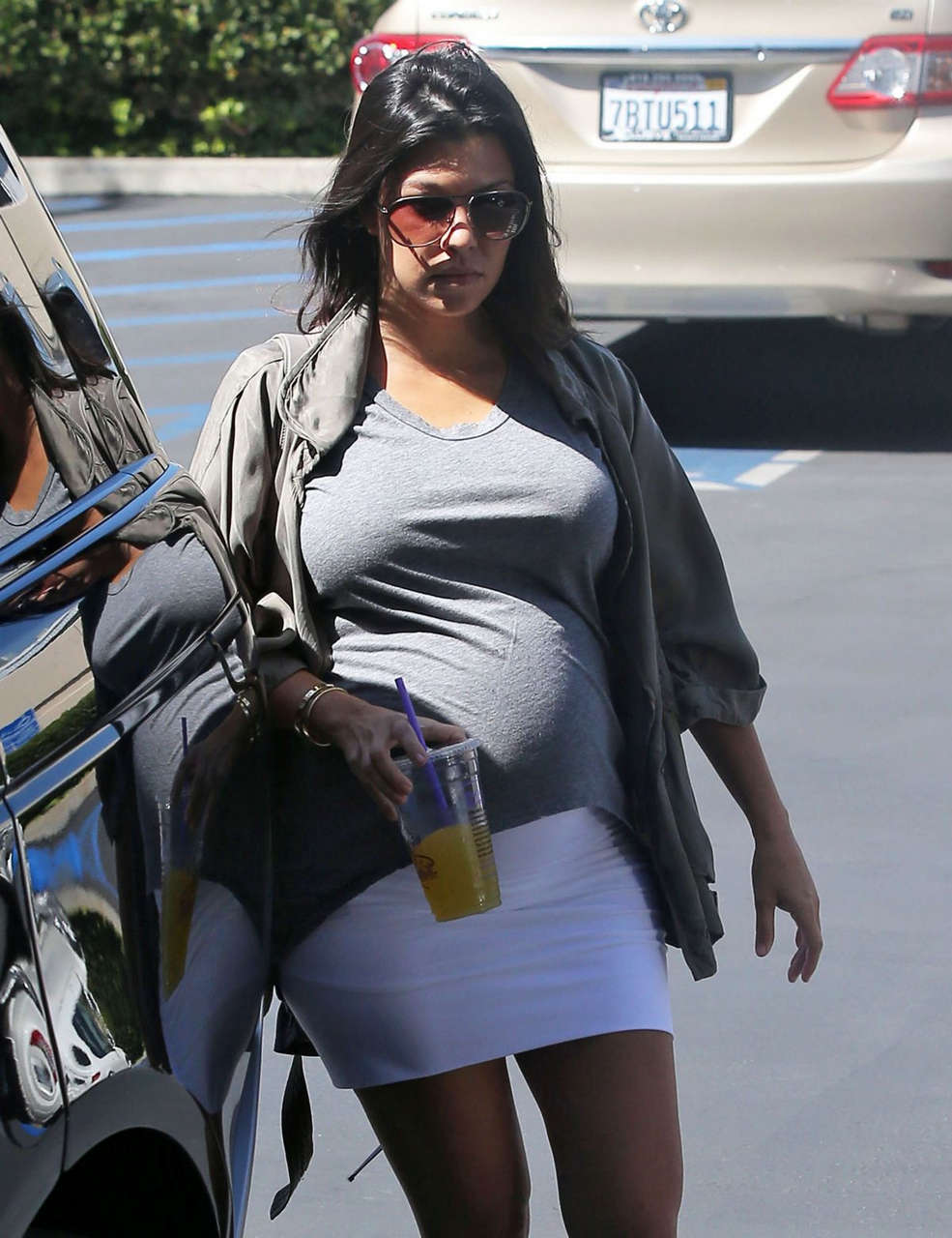 Pregnant Kourtney Kardashian Out About Los Angeles