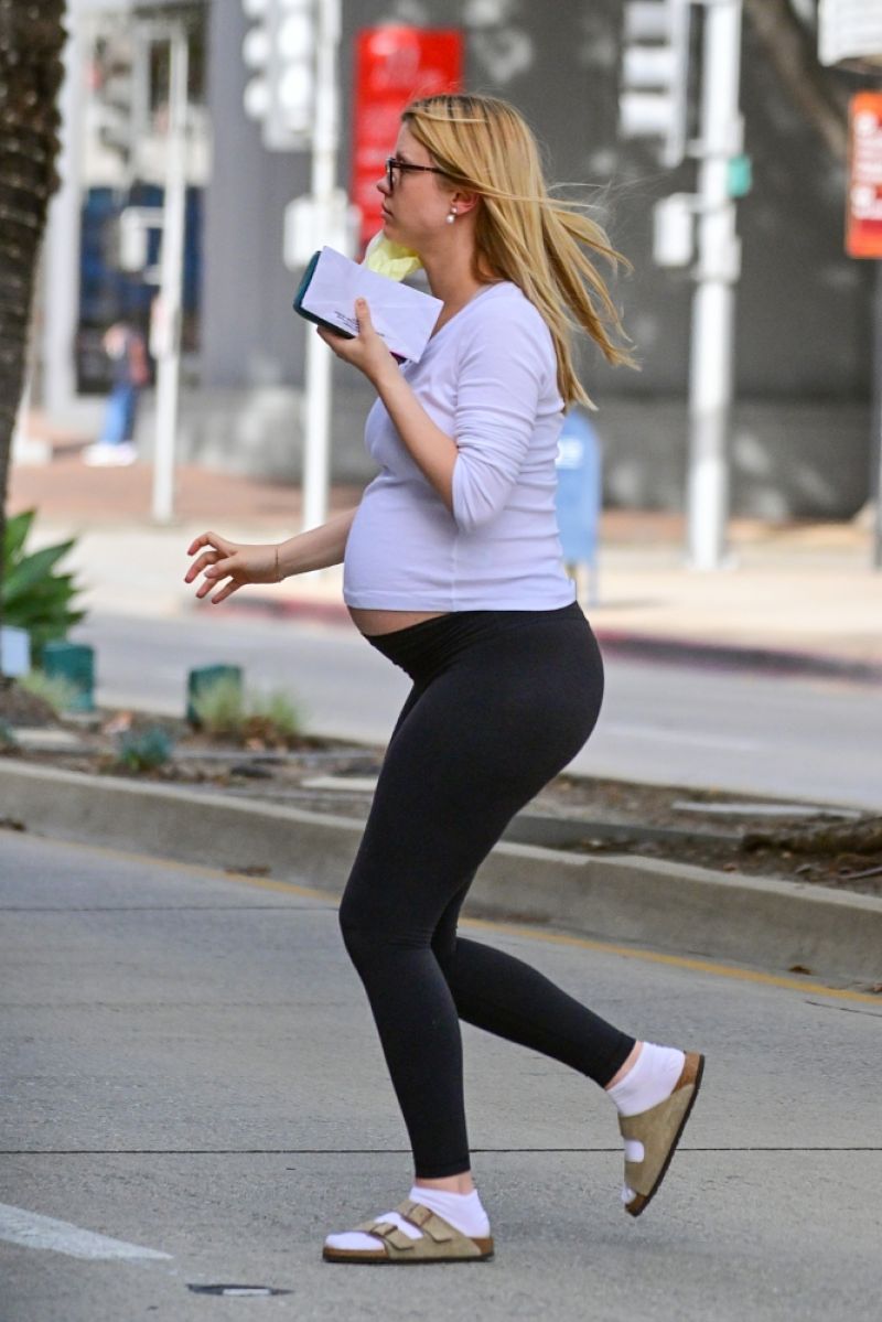 Pregnant Mia Goth Heading To Bank Pasadena