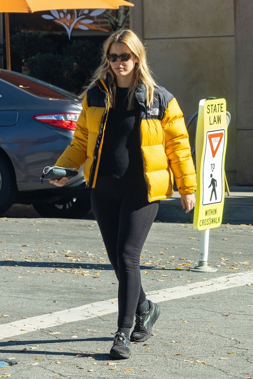 Pregnant Mia Goth Out For Lunch Pasadena