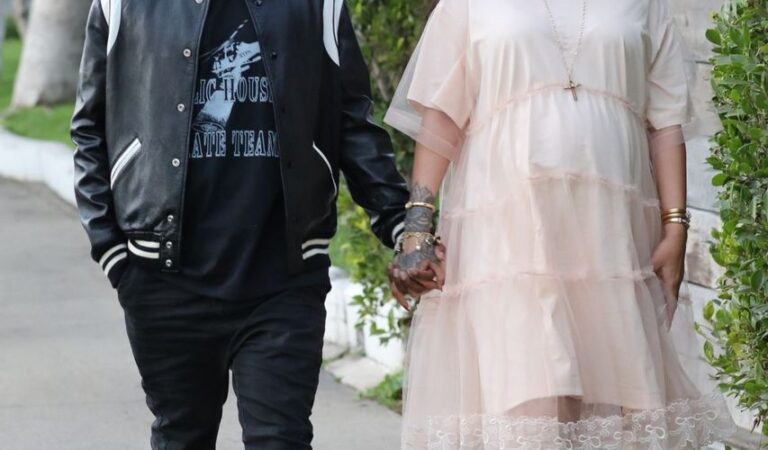 Pregnant Rihanna And Ap Rocky Mauros Cafe West Hollywood (10 photos)