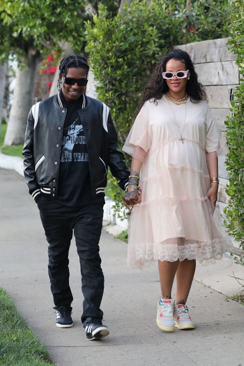 Pregnant Rihanna And Ap Rocky Mauros Cafe West Hollywood