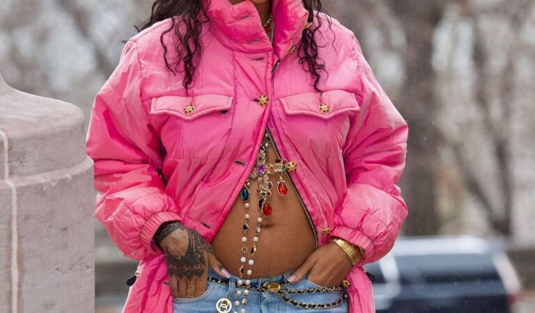 Pregnant Rihanna And Asap Rocky Out New York (5 photos)