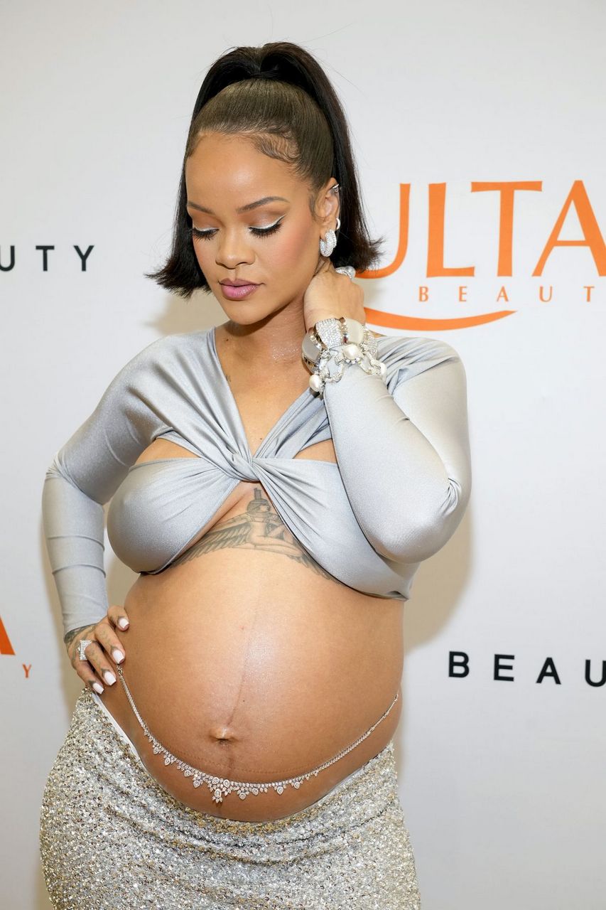 Pregnant Rihanna Celebrates Launch Of Fenty Beauty Ulta Beauty