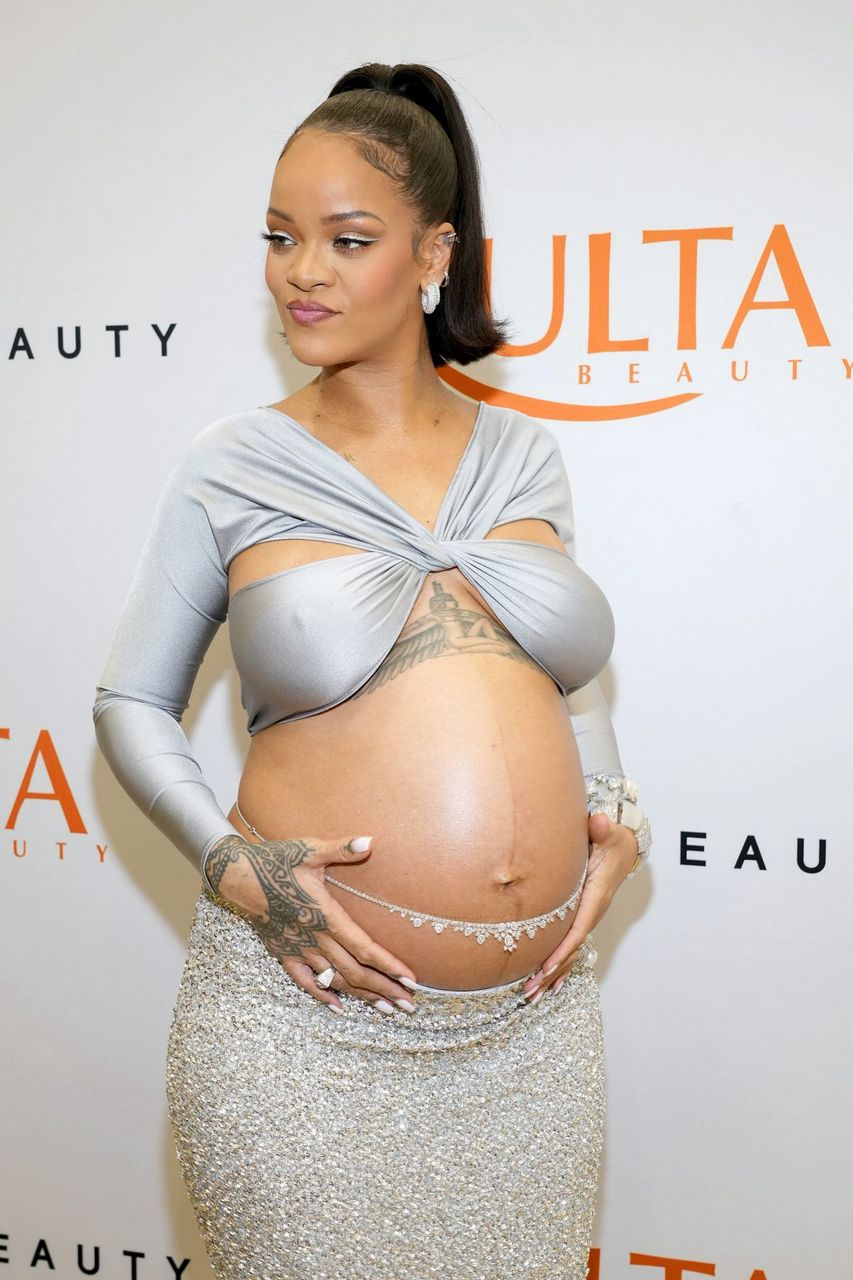 Pregnant Rihanna Celebrates Launch Of Fenty Beauty Ulta Beauty