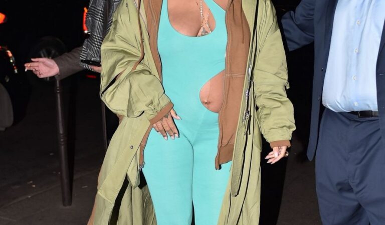 Pregnant Rihanna Out For Dinner Caviar Kaspia Paris (9 photos)