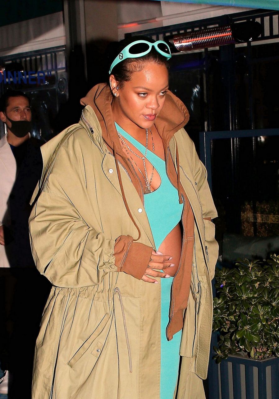 Pregnant Rihanna Out For Dinner Caviar Kaspia Paris