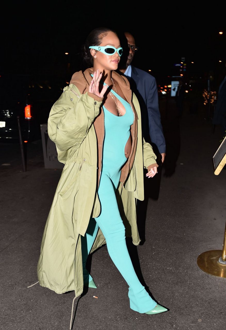 Pregnant Rihanna Out For Dinner Caviar Kaspia Paris