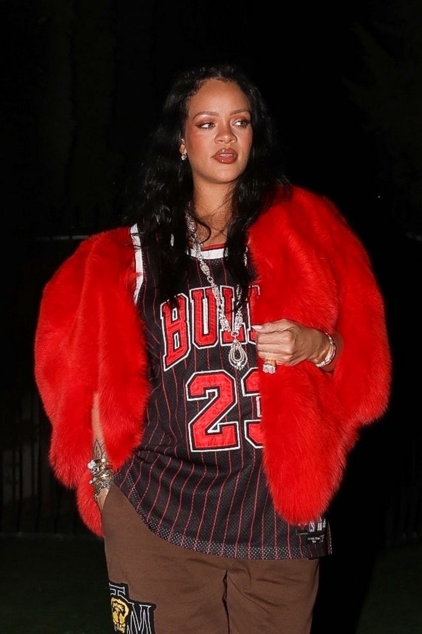 Pregnant Rihanna Out For Dinner New York