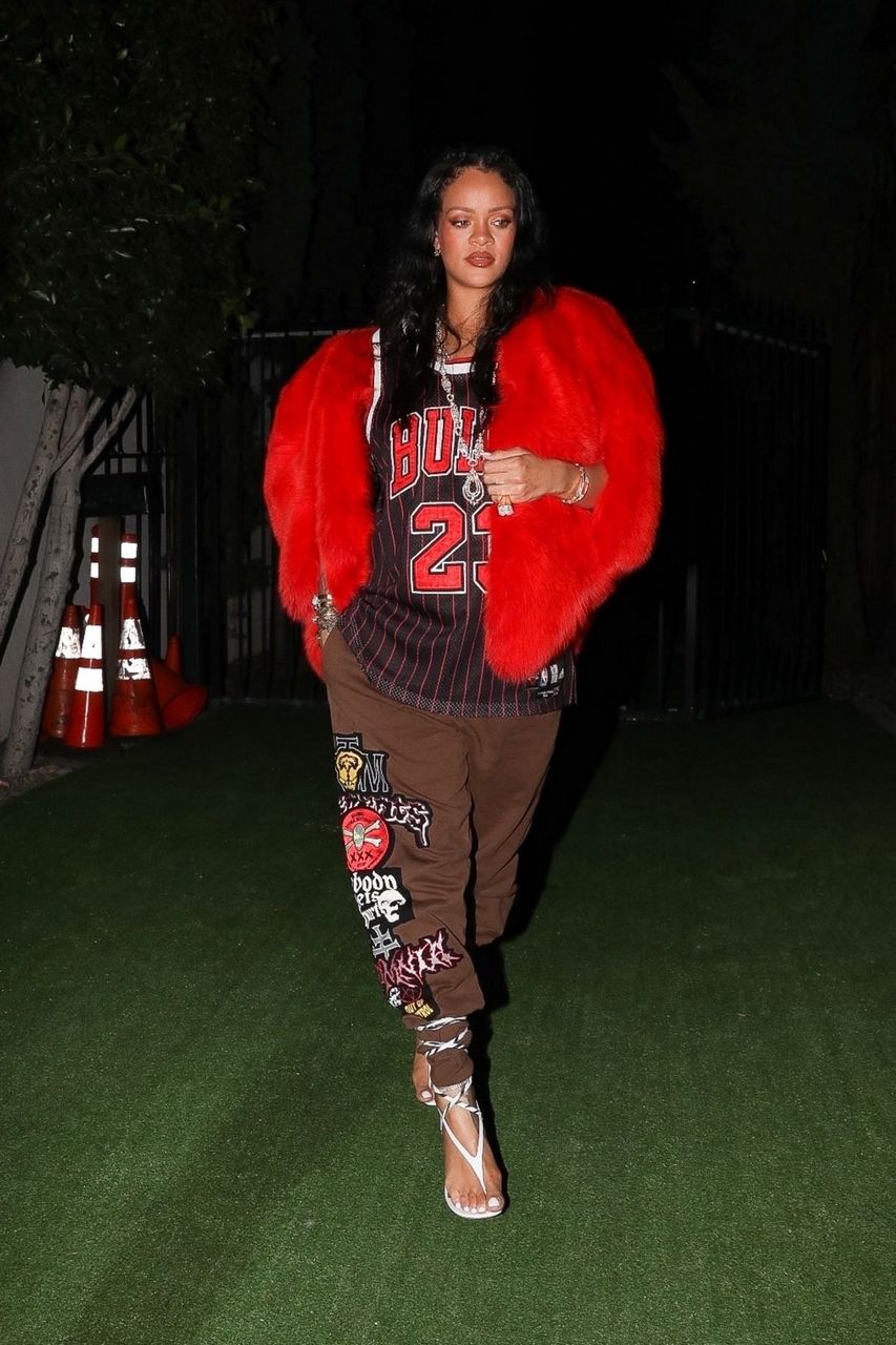 Pregnant Rihanna Out For Dinner New York