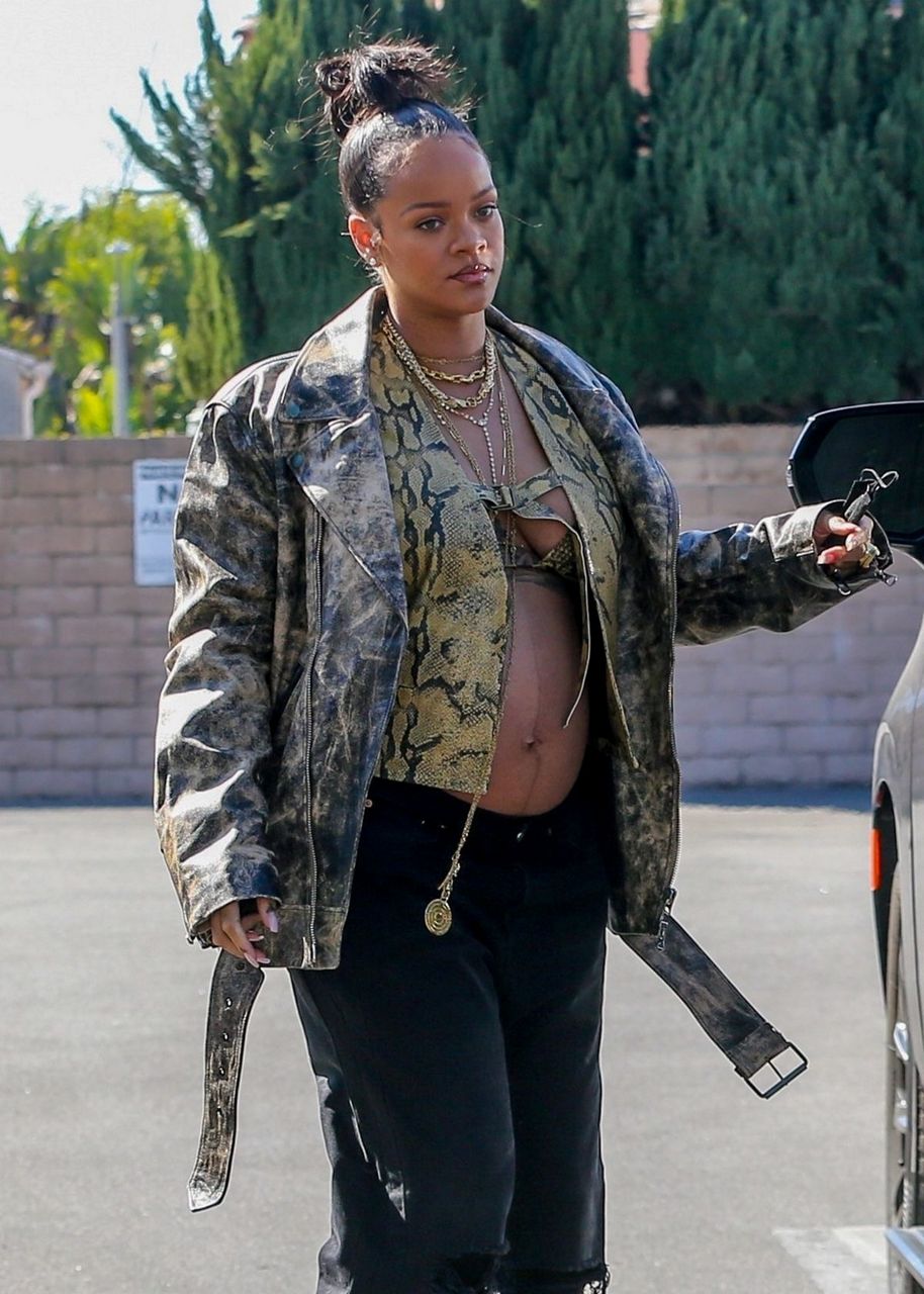 Pregnant Rihanna Out For Lunch Los Angeles