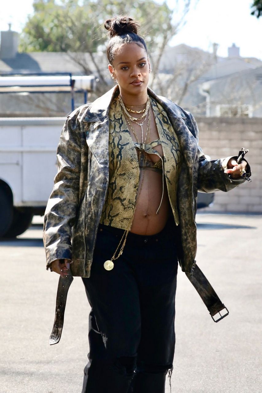 Pregnant Rihanna Out For Lunch Los Angeles