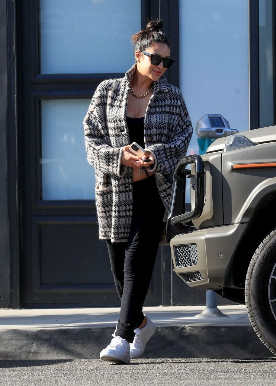 Pregnant Shay Mitchell Leaves Flavia Lanini Beauty Institute And Dermatologist West Hollywood
