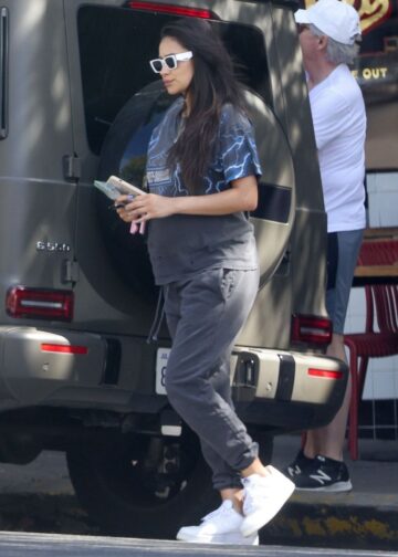 Pregnant Shay Mitchell Out For Lunch Little Dom S Los Angeles