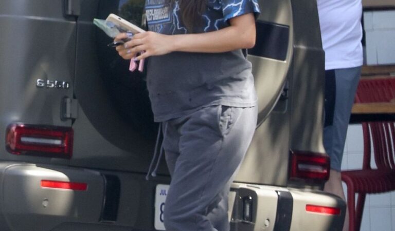 Pregnant Shay Mitchell Out For Lunch Little Dom S Los Angeles (7 photos)