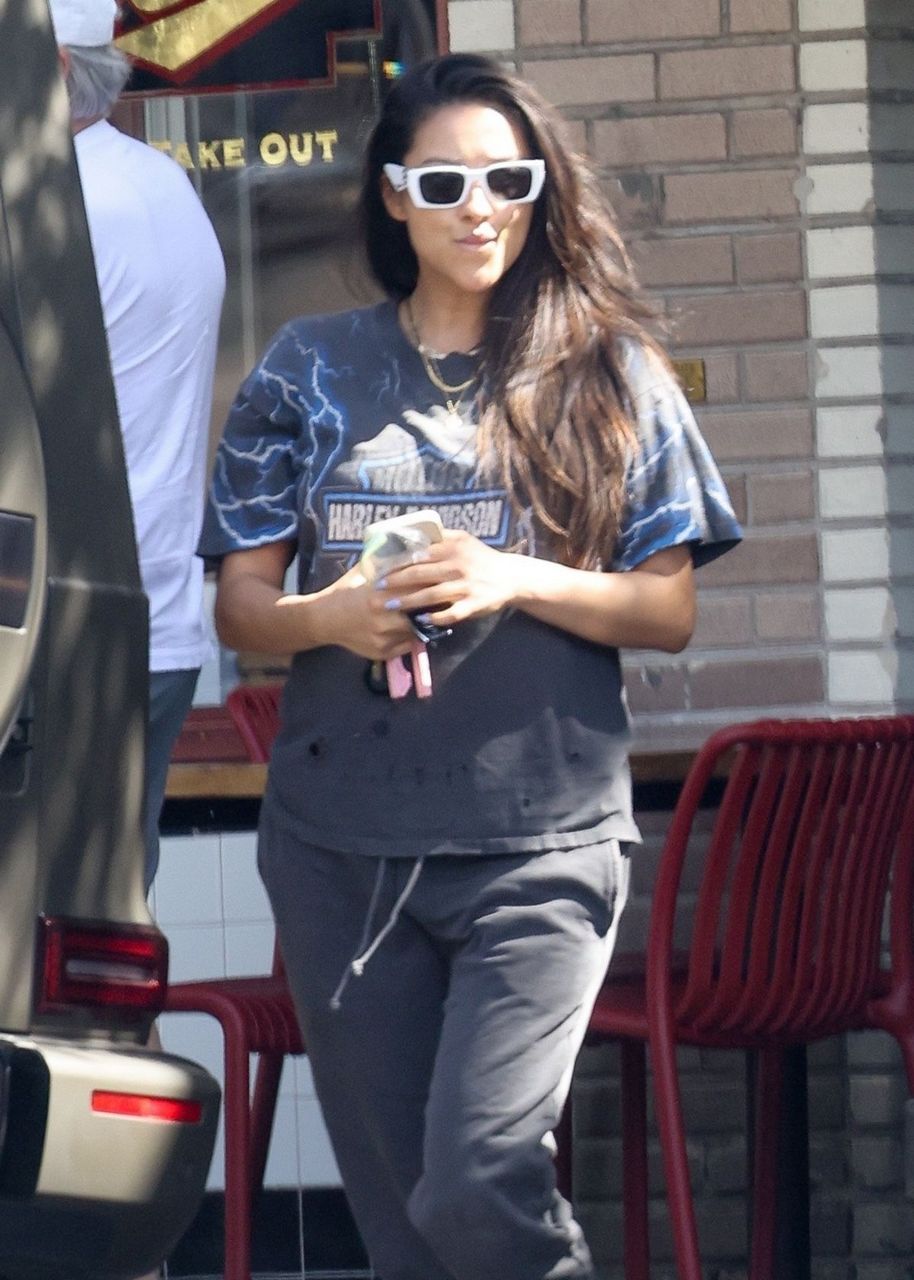 Pregnant Shay Mitchell Out For Lunch Little Dom S Los Angeles