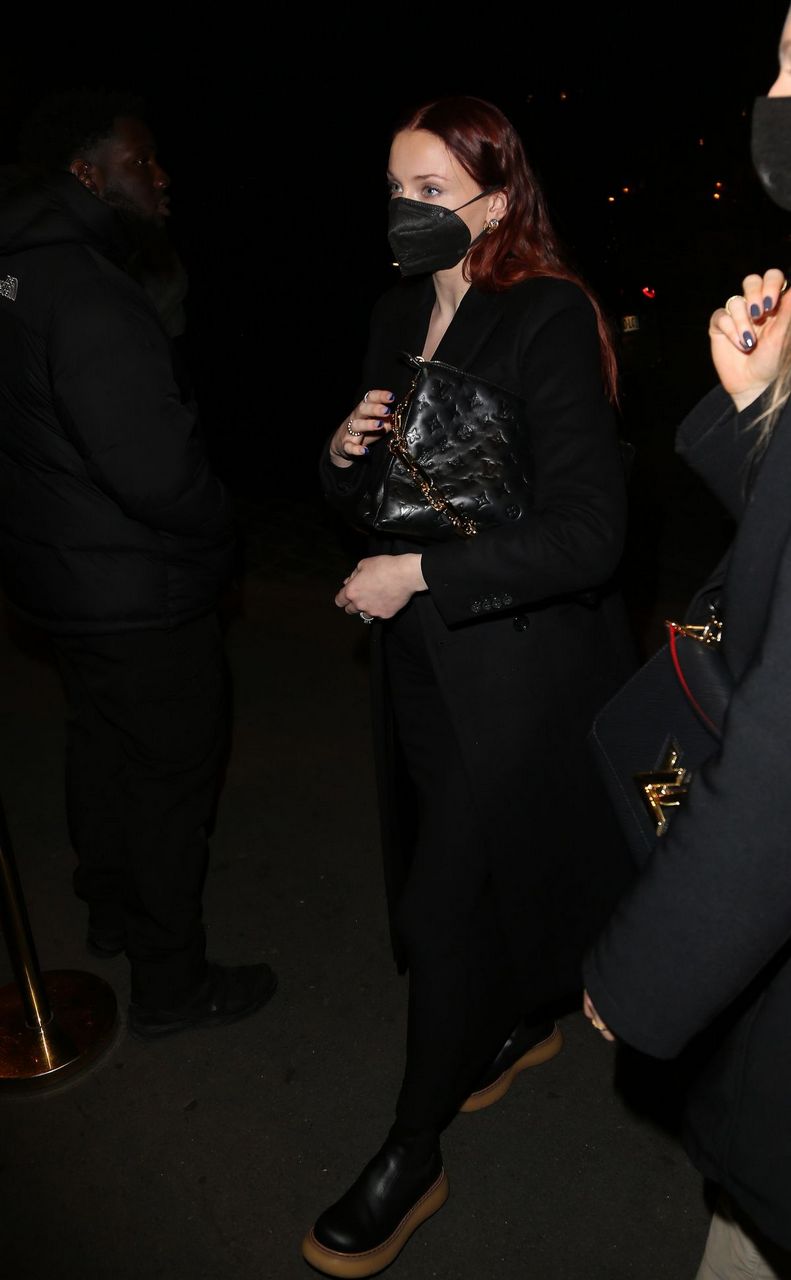 Pregnant Sophie Turner And Joe Jonas Arrives La Perouse Paris