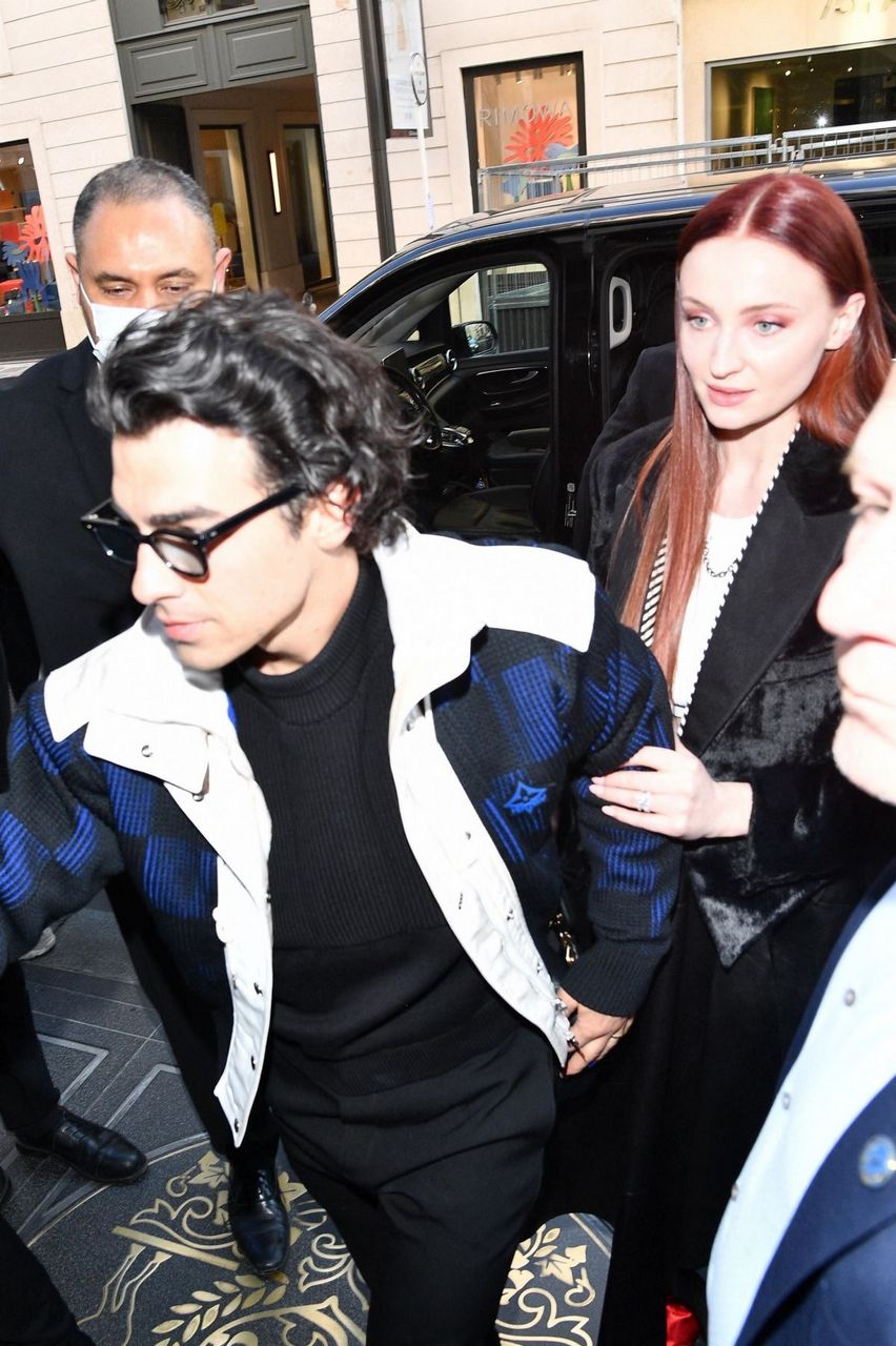 Pregnant Sophie Turner And Joe Jonas Out For Lunch Paris