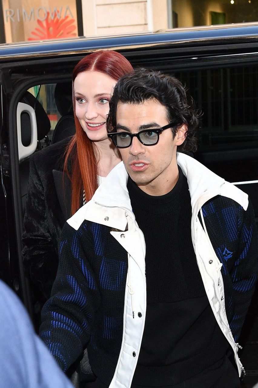 Pregnant Sophie Turner And Joe Jonas Out For Lunch Paris
