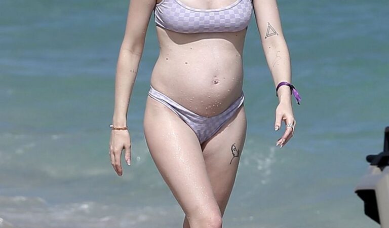 Pregnant Sophie Turner Bikni On Beach Miami (13 photos)