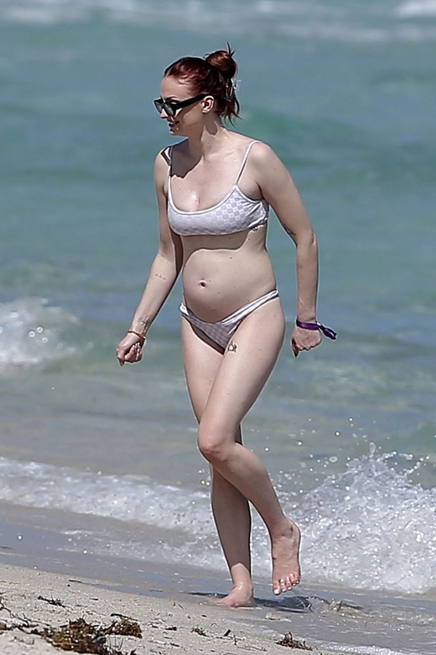 Pregnant Sophie Turner Bikni On Beach Miami