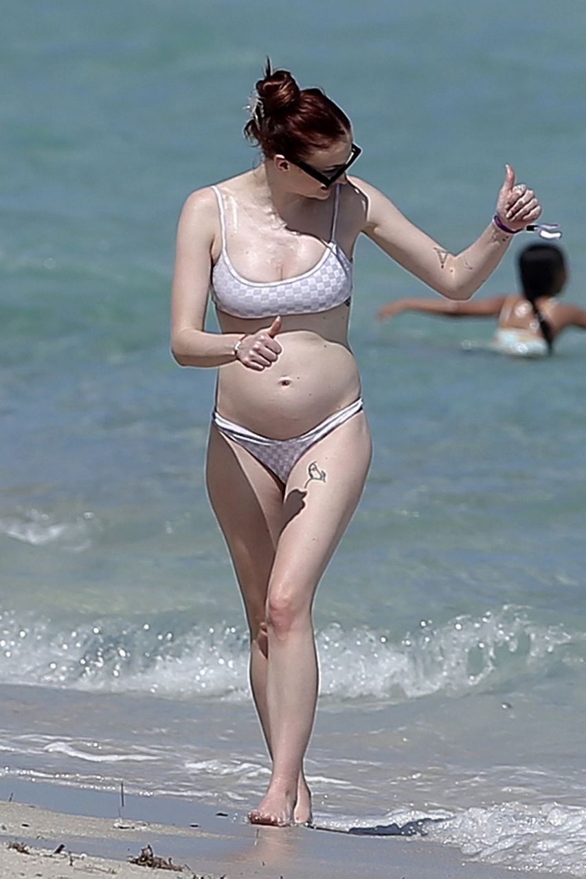 Pregnant Sophie Turner Bikni On Beach Miami