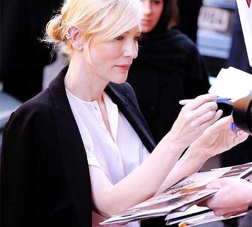Queencate Cate Blanchett Signing Autographs At (1 photo)