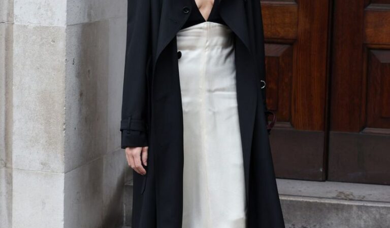 Rebecca Hall Burberry W 2023 Womenswear Collection Presentation London (6 photos)