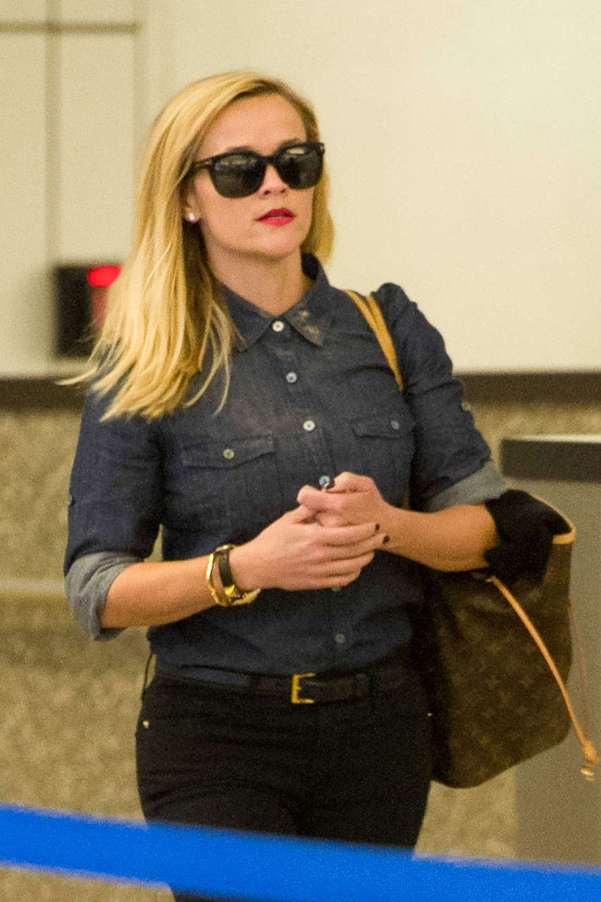 Reese Witherspoon Aarres Flight Lax