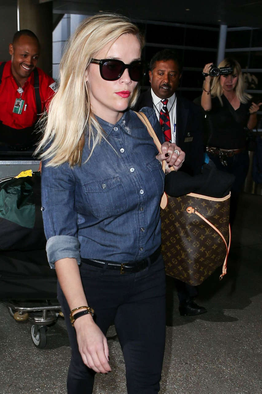 Reese Witherspoon Aarres Flight Lax
