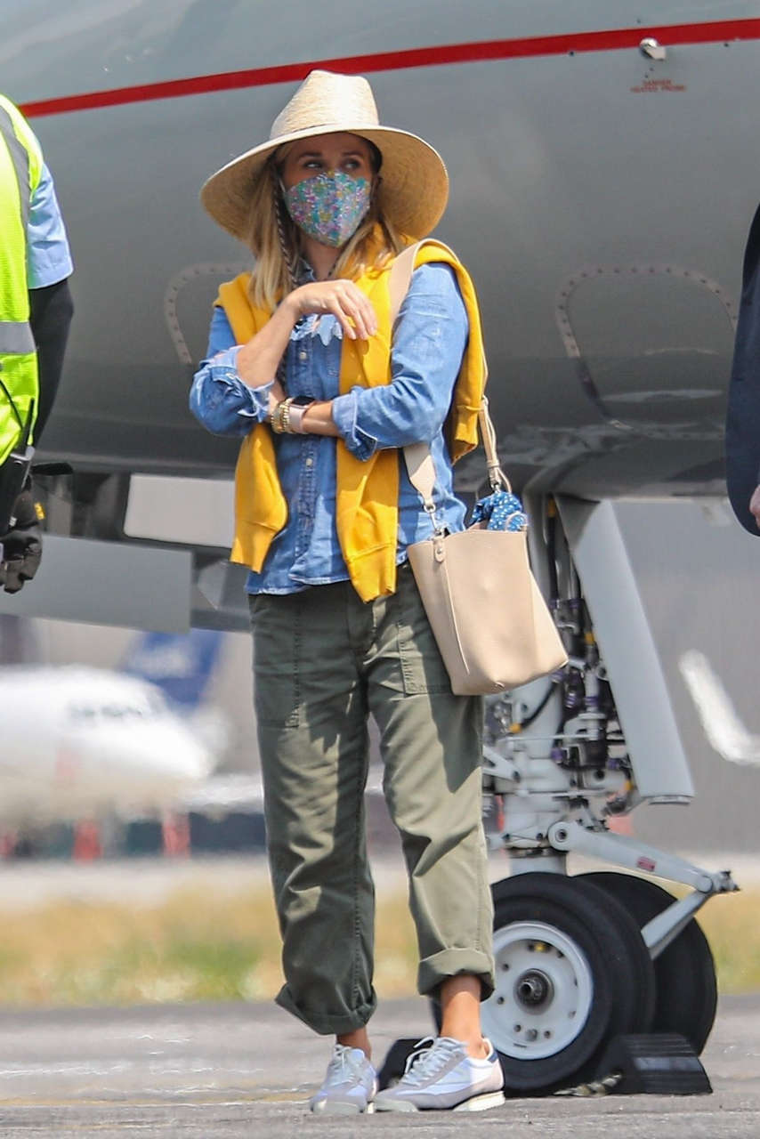 Reese Witherspoon Boarding Private Jet Van Nuys