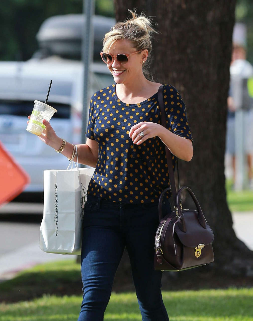 Reese Witherspoon Shopping Bakeware Williams Sonoma