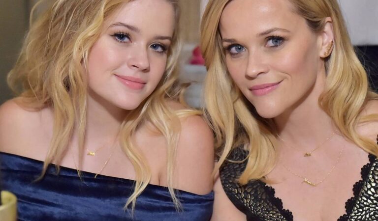 Reese Witherspoon With Her Daughterava Hot (1 photo)