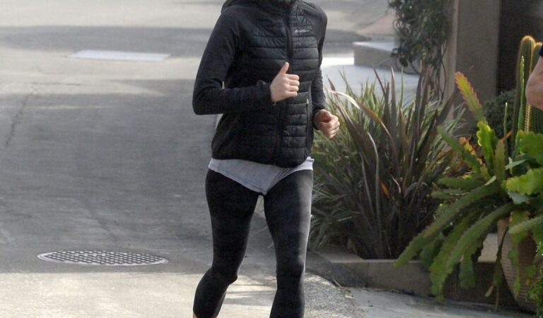 Renee Zellweger And Ant Anstead Out Jogging Laguna Beach (10 photos)