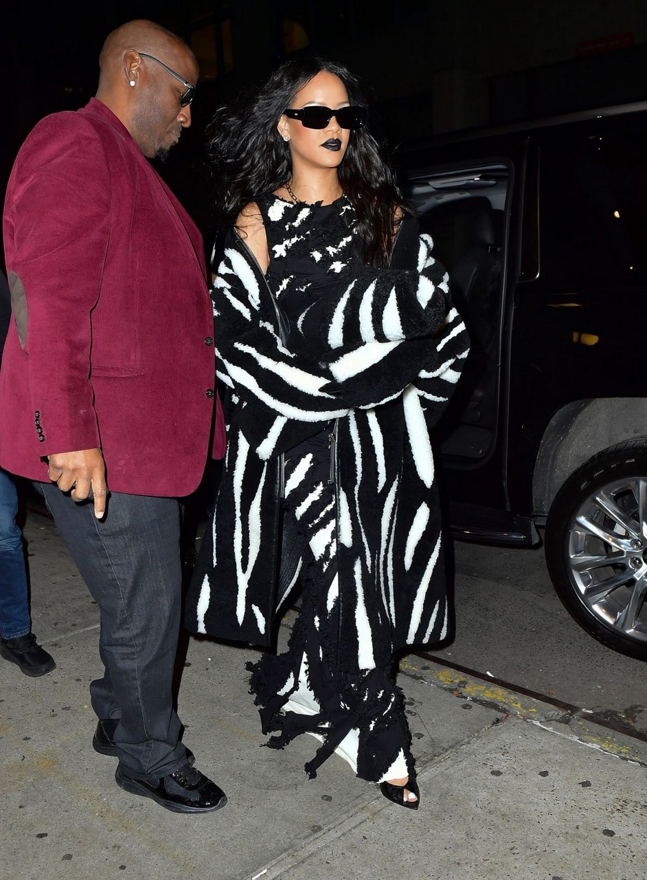 Rihanna Arrives Her Brother Rory S Halloween Party New York