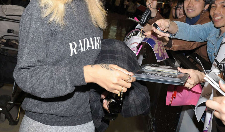 Rihanna Arrives Narita Airport Japan (5 photos)