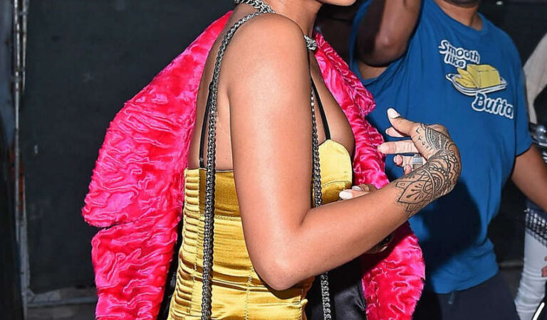 Rihanna Arrives Nobu Restaurant Tribeca (14 photos)