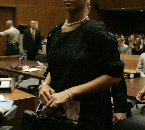 Rihanna At Court June 22 2009 (1 photo)