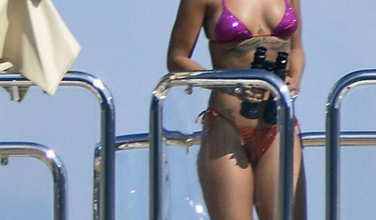 Rihanna Bikini Boat Ponza (21 photos)