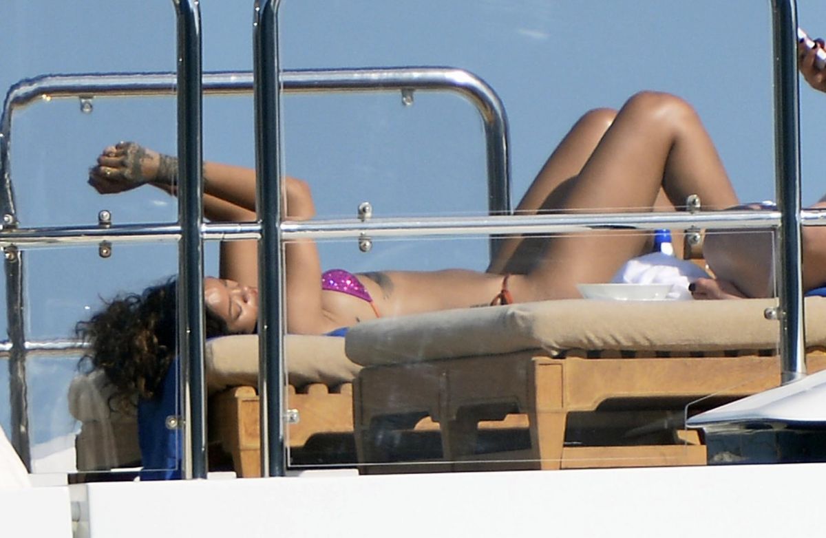 Rihanna Bikini Boat Ponza
