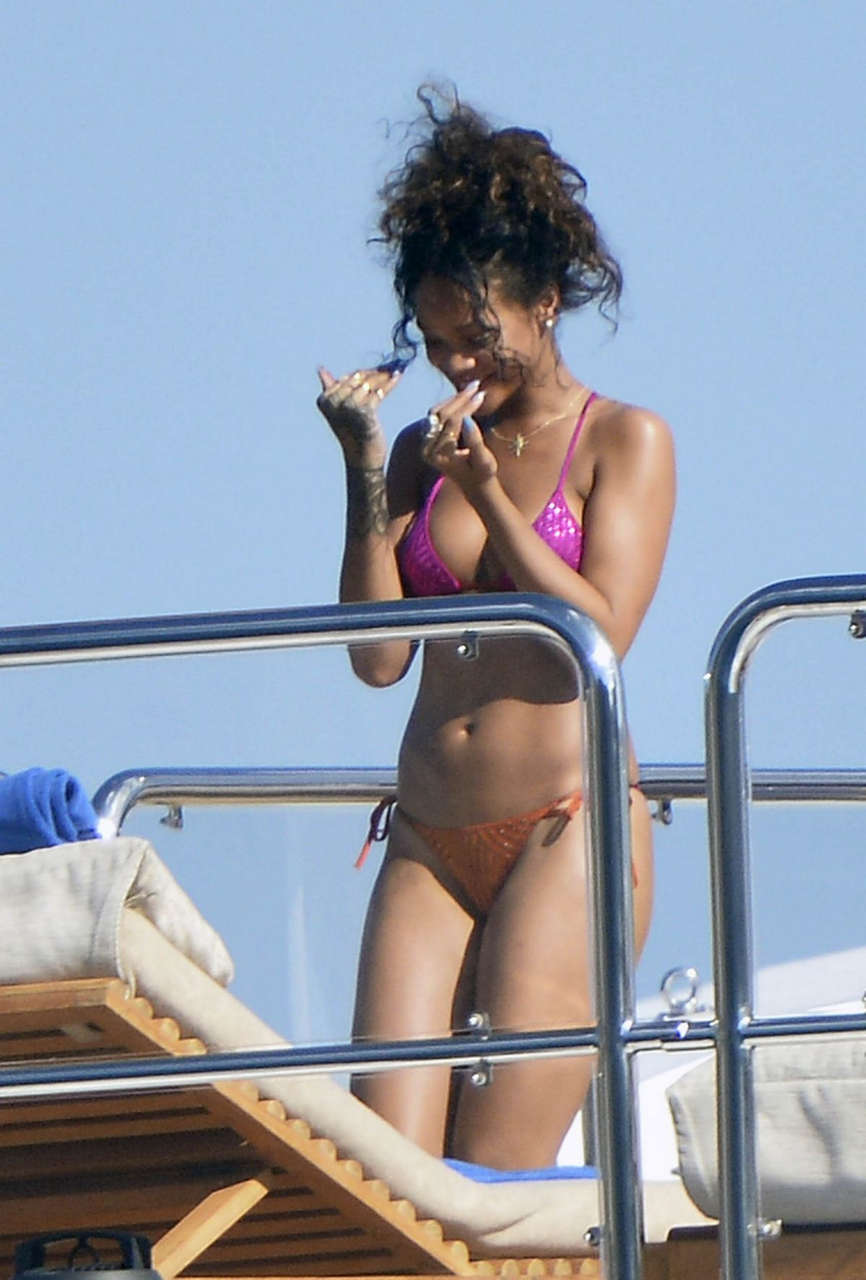 Rihanna Bikini Boat Ponza